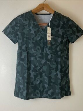 NEW FIGS Women Scrub Top Catarina  Freex Camo Bonsai size XXS One Pocket V neck